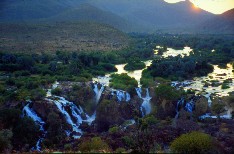 Epupa_falls2_5x3.jpg (15881 Byte)